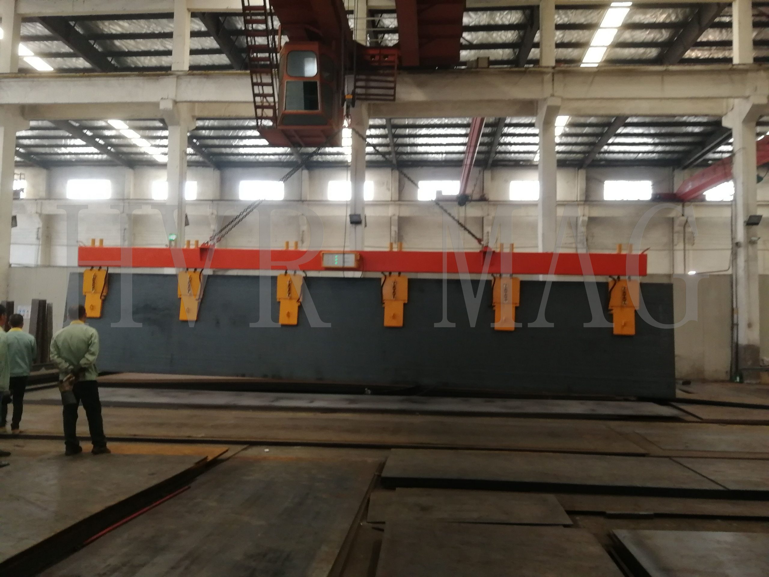 Vertical lifting of steel plate with magnets - HVR MAG