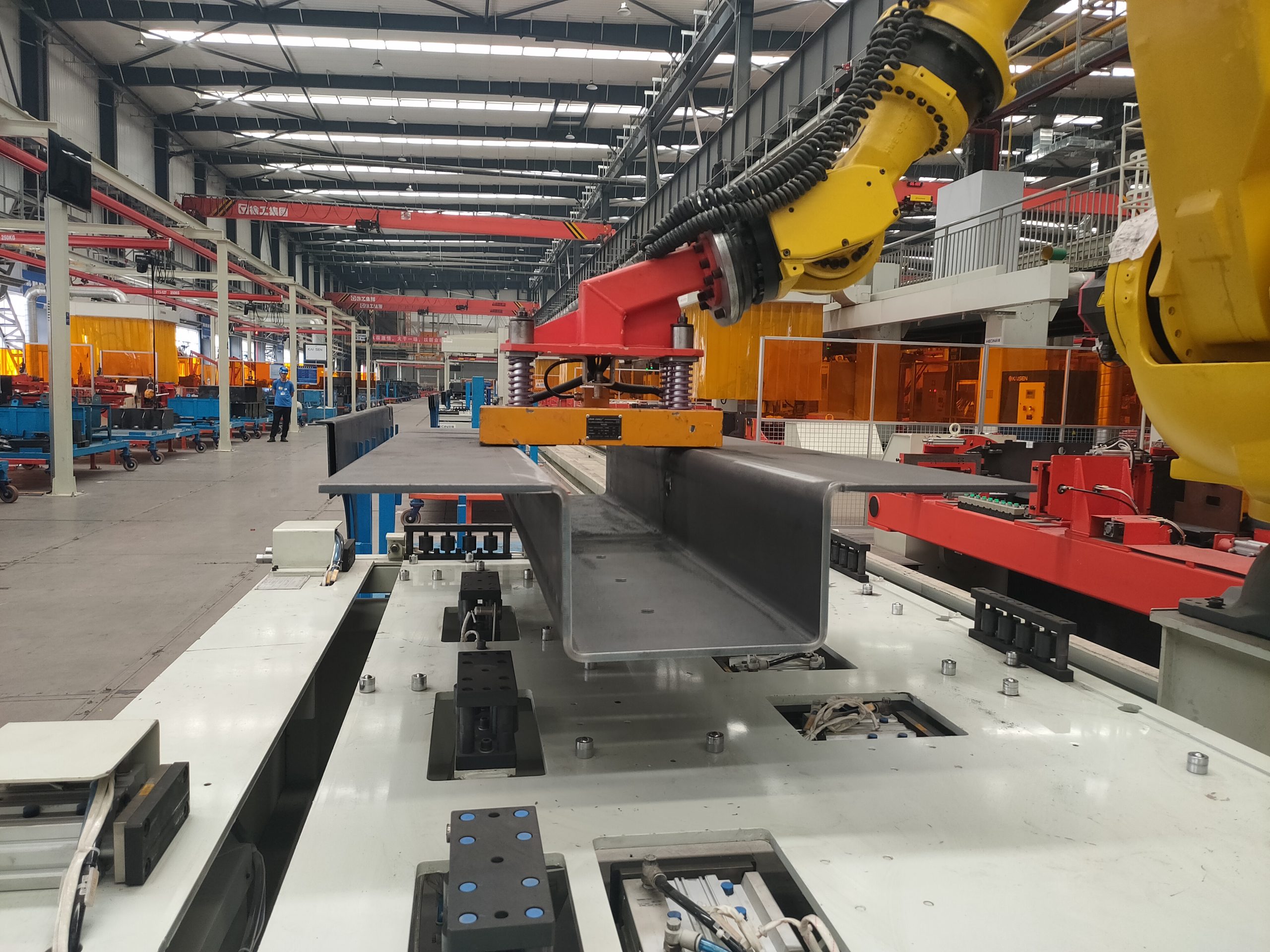 Magnetic gripper on articulated robot handling heavy steel workpiece for welding - HVR MAG