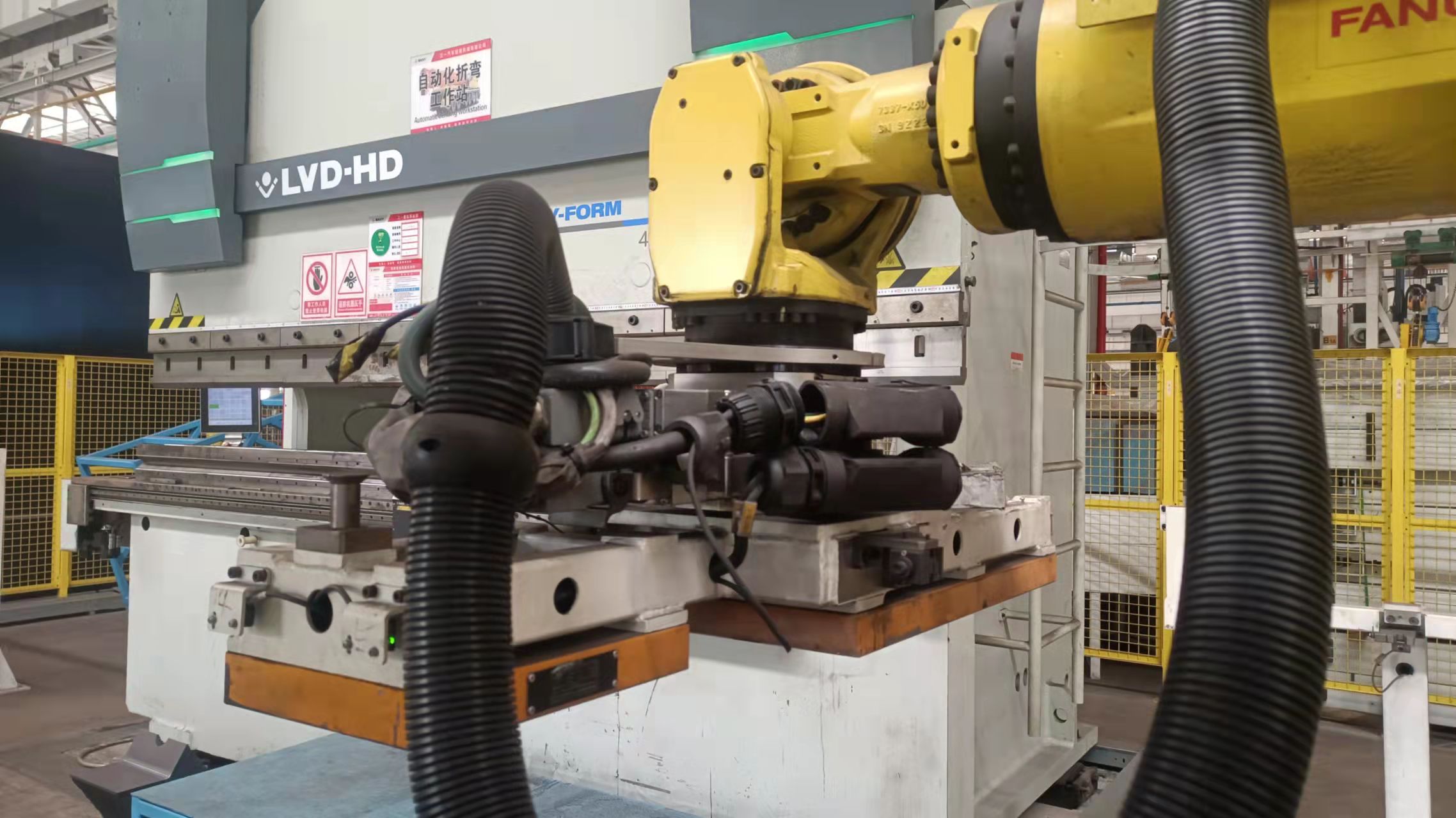 FANUC robot gripper in automatic bending workstation - HVR MAG
