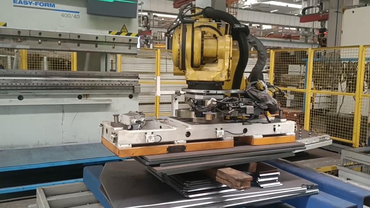 See how robot gripper manipulates steel in automatic bending workstation - HVR MAG