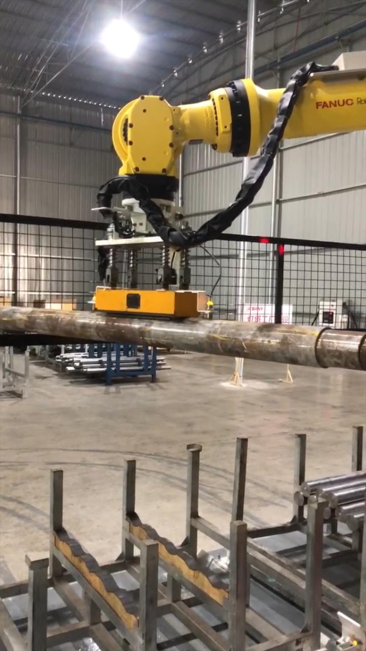 Robot gripper transferring round steel tube - HVR MAG