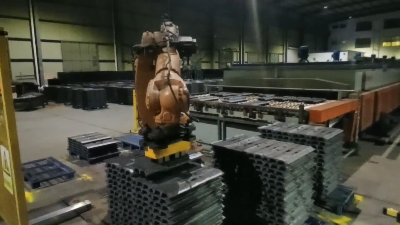 Robot Magnetic Gripper Unloading & Palletizing Track Plate