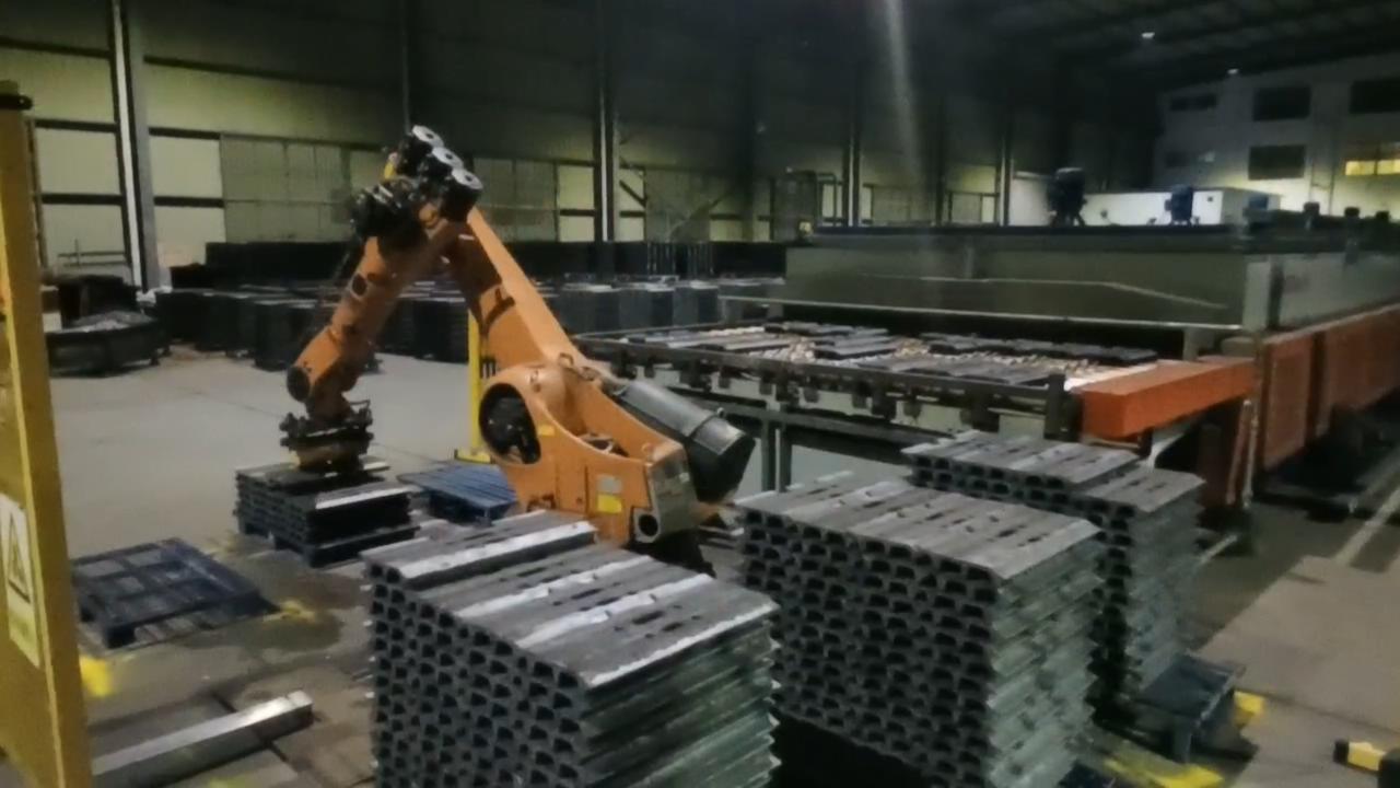 Robot Magnetic Gripper Unloading & Palletizing Track Plate