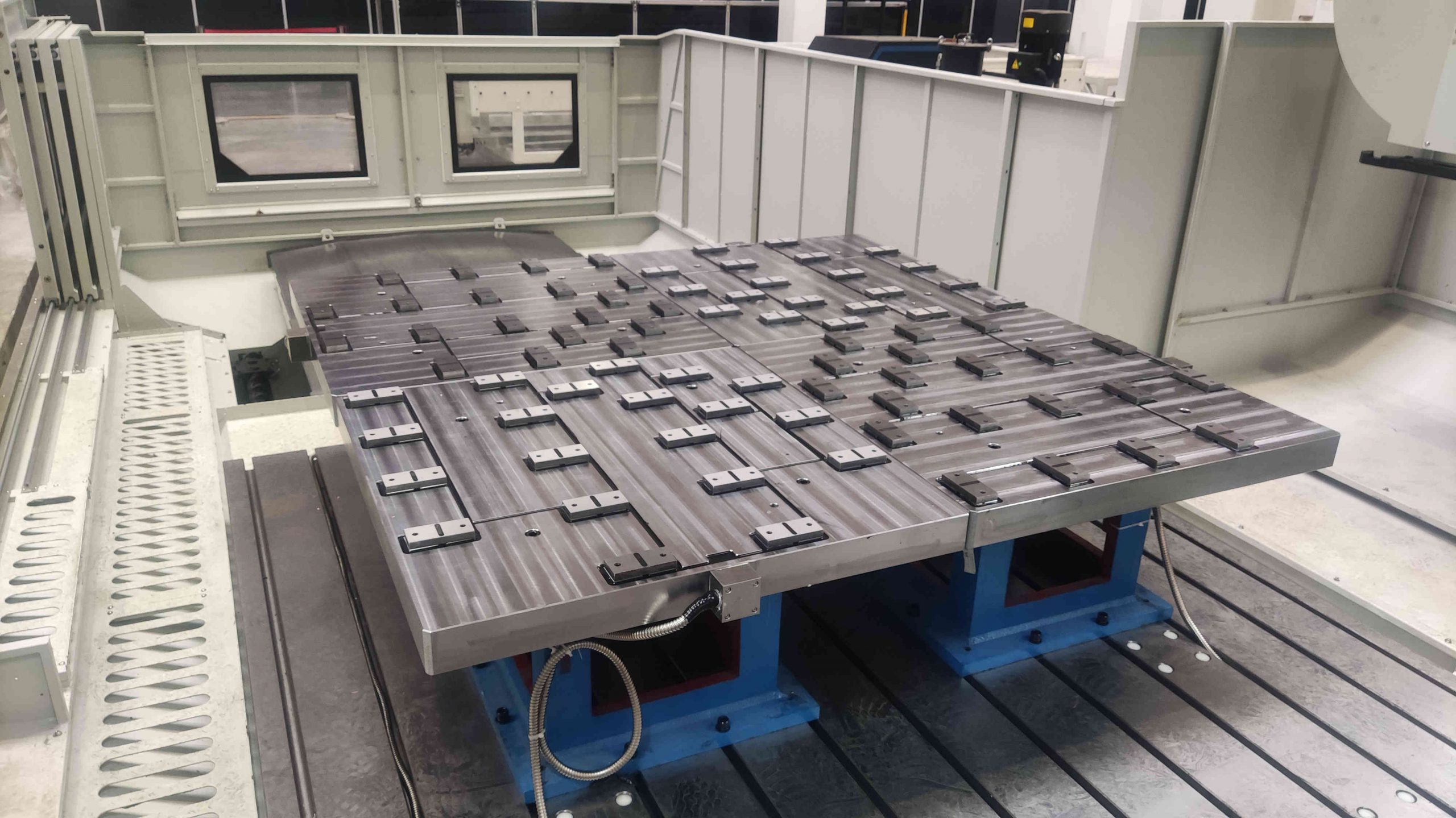 Electro permanent magnetic chucks in CNC gantry machining center, manufactured by HVR MAG