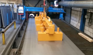 Loading Single Steel Plate onto Plasma Cutting Table with Lifting Magnets