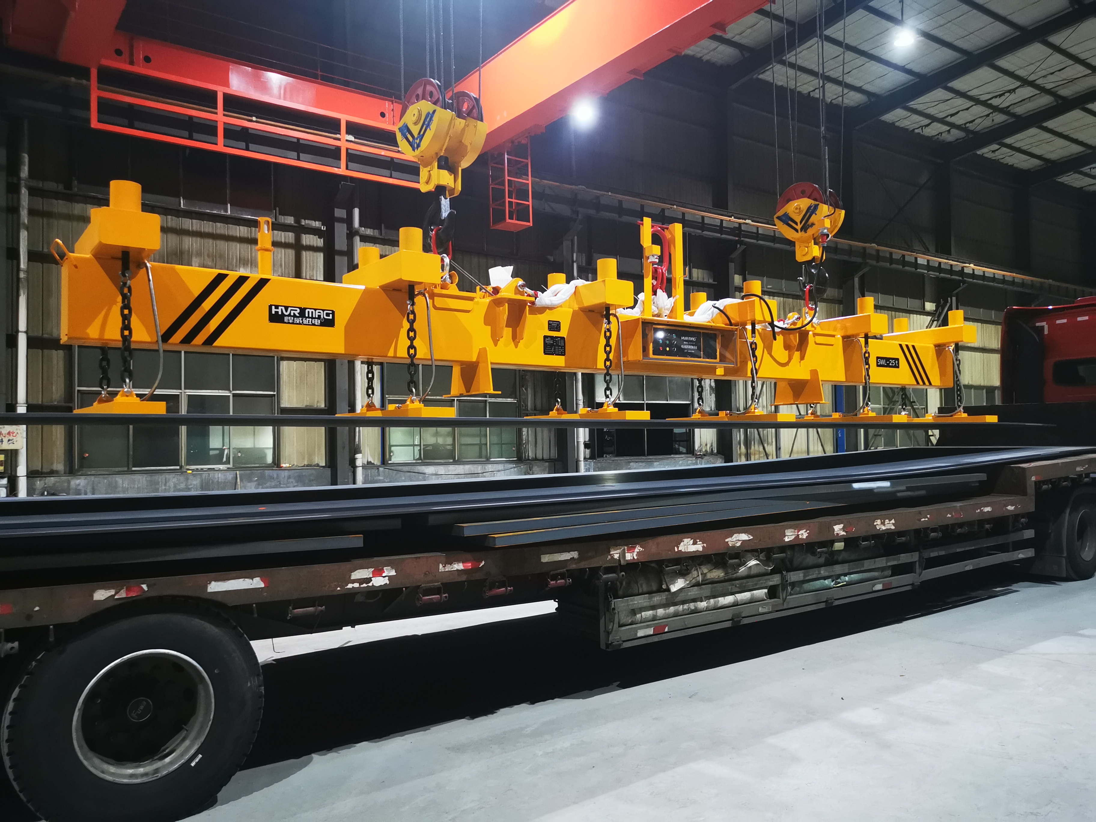 Unloading steel plates from the truck with a lifting magnets system