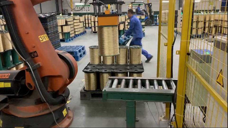 Automatic handling of steel cord for radial tires with magnetic grippers