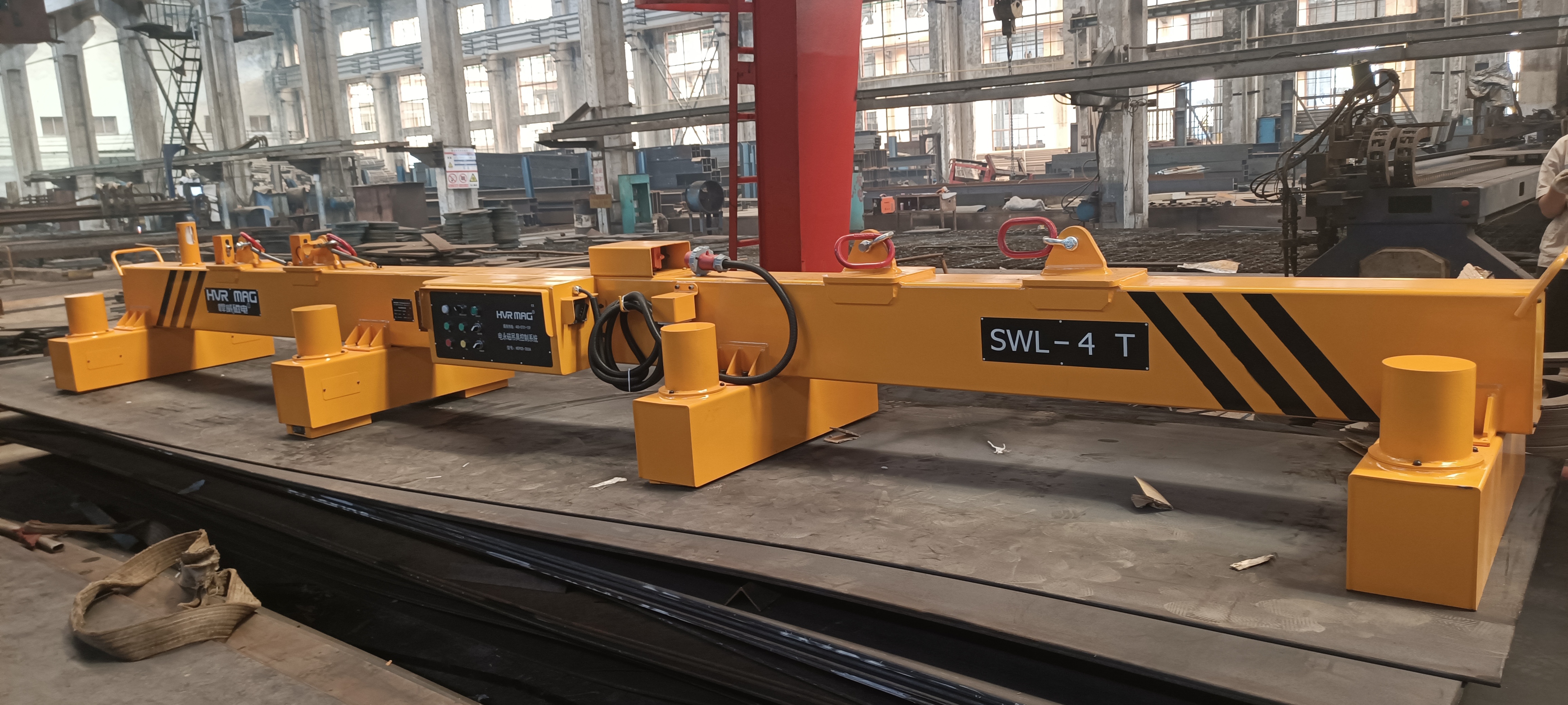 Magnetic lifter sends the steel plates into the cutting machine for processing